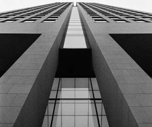 Forex ofrece oportunidades para beneficiarse de las fluctuaciones entre las monedas globales en un mercado altamente líquido que opera las 24 horas del día, pero también es un ámbito de alto riesgo debido al apalancamiento, la fuerte volatilidad y el impacto de las noticias macroeconómicas; la clave es operar con una estrategia clara, una gestión estricta de los riesgos y solo con capital que pueda permitirse perder sin afectar su estabilidad financiera.